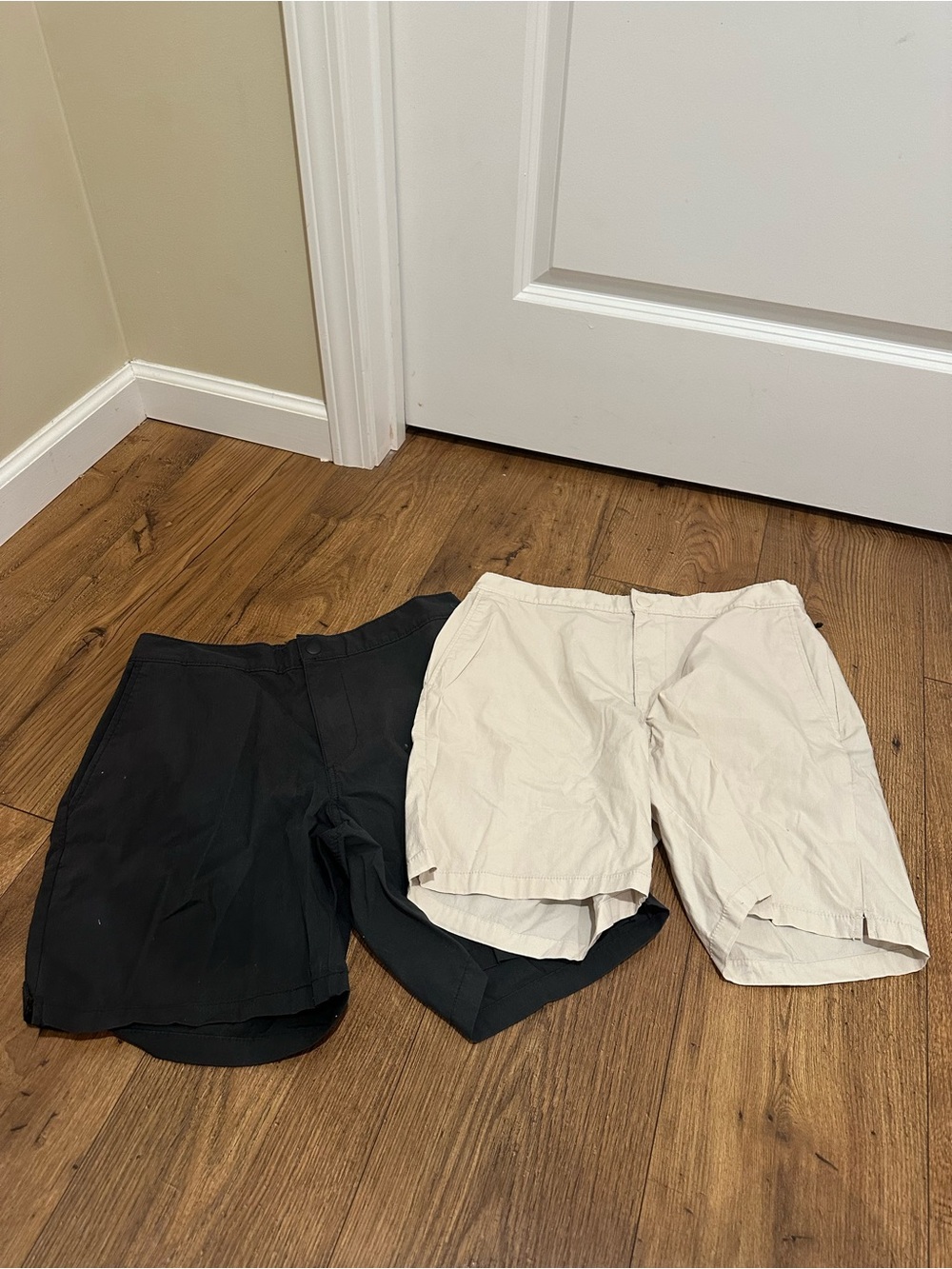 (2) OLD NAVY Slim Built-In Flex Shorts - Medium